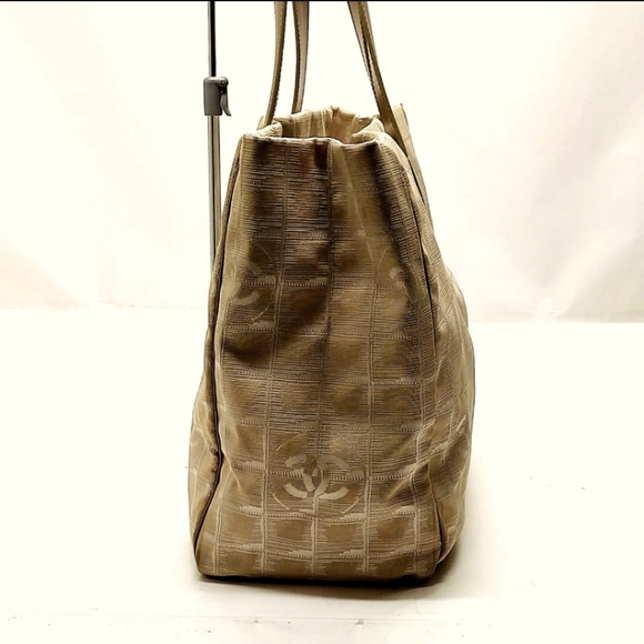 Chanel Beautiful Light Beige ✨️ Travel Line Tote (EUC)(8952952) - Picture 2 of 8